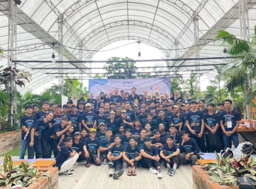 Peserta Family Gathering PT Dian Raya Cipta berfoto bersama di depan banner acara.