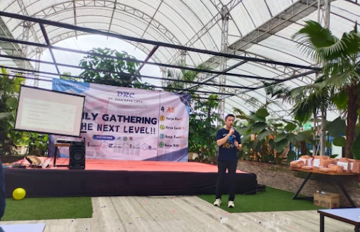 Seorang pembicara menyampaikan materi di depan panggung Family Gathering PT Dian Raya Cipta.